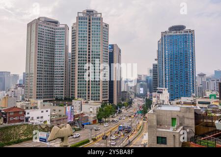 Seoul, Corea - 26 agosto 2024 - edifici moderni visti dalla funivia Namsan Foto Stock