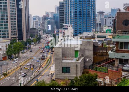 Seoul, Corea - 26 agosto 2024 - edifici moderni visti dalla funivia Namsan Foto Stock