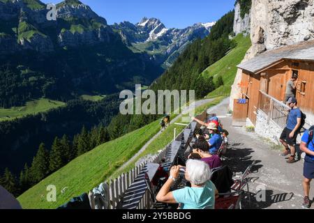 Ebenalp, Svizzera – 13 luglio 2024: Persone che bevono presso la pensione Aescher a Ebenalp nelle alpi svizzere Foto Stock