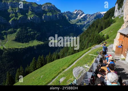 Ebenalp, Svizzera – 13 luglio 2024: Persone che bevono presso la pensione Aescher a Ebenalp nelle alpi svizzere Foto Stock