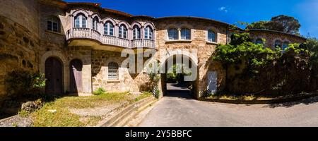 Vista panoramica della facciata del Palazzo della direzione miniera di Ingurtosu, la strada conduce attraverso una stretta galleria attraverso l'edificio. Foto Stock