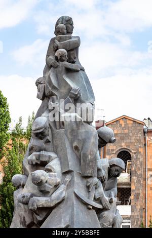 Gyumri, Armenia - 19 luglio 2024: Monumento alle vittime del terremoto di Spitak nella città di Gyumri nella nuvolosa giornata estiva Foto Stock