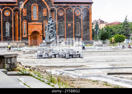 Gyumri, Armenia - 19 luglio 2024: Ristrutturazione di piazza khachkars nella città di Gyumri in un giorno d'estate nuvoloso Foto Stock