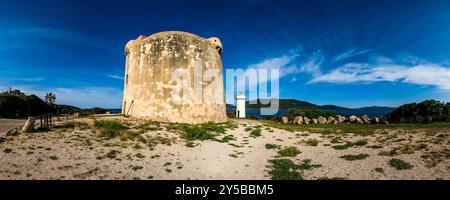 Vista panoramica della Torre di Porto Conte, costruita nel 1572 ed è una delle torri più grandi della costa sarda. Foto Stock