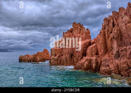 Le cosiddette rocce rosse di Arbatax, rocce rosse, costituite da porfido rosso e porfido di granito grigio, sono una delle principali attrazioni turistiche della Sardegna. Foto Stock