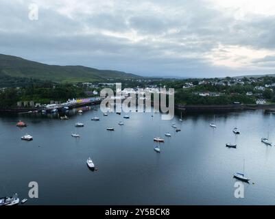 Vista aerea delle barche intorno al porto di Portree nell'isola di Skye, Scozia Foto Stock