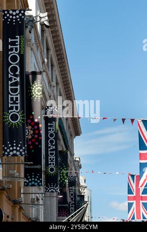 LONDRA, Regno Unito - 30 GIUGNO 2012: Insegne fuori dal London Trocadero Centre in Coventry Street Foto Stock