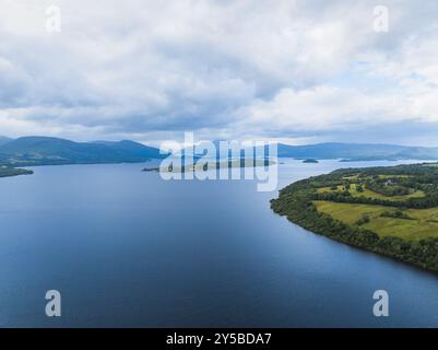 Vista aerea del lago Lomond sull'acqua, paesaggio scozzese. Il Loch Lomond e il Trossachs National Park Foto Stock