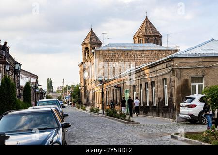 Gyumri, Armenia - 19 luglio 2024: Veduta di Abovyan Street e della chiesa Surb Nshan, la chiesa più antica della città di Gyumri al crepuscolo estivo serale Foto Stock