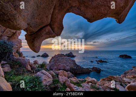 Formazioni rocciose di granito sulla riva vicino alla piccola cittadina costiera di Costa Paradiso al tramonto. Foto Stock