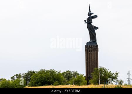 Gyumri, Armenia - 20 luglio 2024: Statua di madre Armenia (Mair Hayastan) nella città di Gyumri nella piovosa giornata estiva Foto Stock