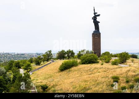 Gyumri, Armenia - 20 luglio 2024: Statua di madre Armenia (Mair Hayastan) sulla cima della collina nella città di Gyumri in giorno di pioggia d'estate Foto Stock