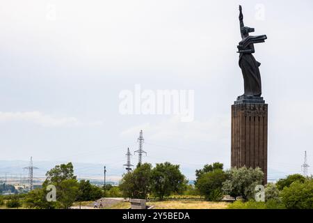 Gyumri, Armenia - 20 luglio 2024: monumento a madre Armenia (Mair Hayastan) nella città di Gyumri nella nuvolosa giornata estiva Foto Stock