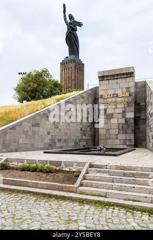 Gyumri, Armenia - 20 luglio 2024: memoriale della grande Guerra Patriottica e monumento a madre Armenia (Mair Hayastan) nella città di Gyumri nella nuvolosa giornata estiva Foto Stock