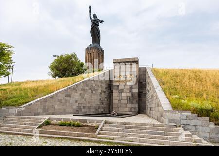 Gyumri, Armenia - 20 luglio 2024: memoriale della grande Guerra Patriottica e statua di madre Armenia (Mair Hayastan) nella città di Gyumri nella nuvolosa giornata estiva Foto Stock