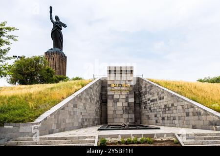 Gyumri, Armenia - 20 luglio 2024: Vista frontale del memoriale della grande Guerra Patriottica e del monumento a madre Armenia (Mair Hayastan) nella città di Gyumri su nuvoloso Foto Stock