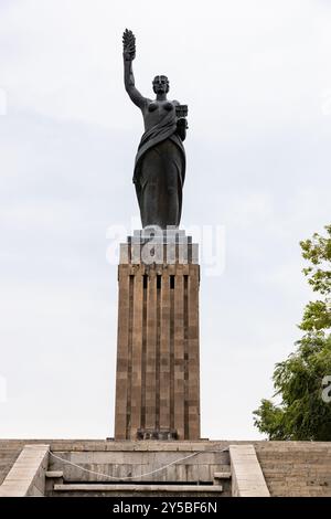 Gyumri, Armenia - 20 luglio 2024: Vista frontale del monumento a madre Armenia (Mair Hayastan) nella città di Gyumri in un giorno d'estate nuvoloso Foto Stock