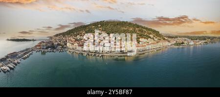Gytheio o Gythio, Laconia, Peloponneso, Grecia. Veduta aerea del villaggio di Gytheio, Penisola di mani. Foto Stock