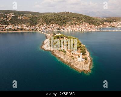 Gytheio o Gythio, Laconia, Peloponneso, Grecia. Veduta aerea del villaggio di Gytheio e del faro, della Penisola mani Foto Stock