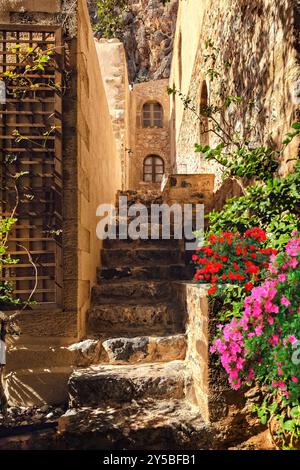 Monemvasia. Pareti esterne in pietra e scale di case, Monemvasia, Peloponneso, Laconia, Grecia Foto Stock