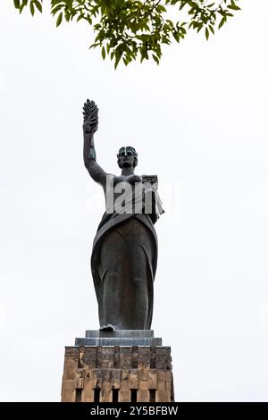 Gyumri, Armenia - 20 luglio 2024: Figura di madre Armenia (Mair Hayastan) al monumento nella città di Gyumri nella nuvolosa giornata estiva Foto Stock