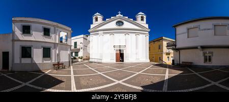 Vista panoramica della Chiesa di San Maurizio nella cittadina di Calasetta sull'isola di Sant Antioco. Sant Antioco Sardegna Italia Foto Stock