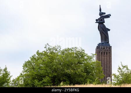 Gyumri, Armenia - 20 luglio 2024: Veduta del monumento a madre Armenia (Mair Hayastan) nella città di Gyumri nella nuvolosa giornata estiva Foto Stock