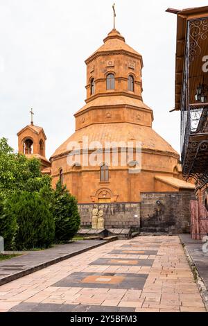 Gyumri, Armenia - 20 luglio 2024: Veduta della cattedrale armena cattolica dei Santi Martiri dal Museo di architettura nazionale e Folkloristica di Dzitoghtsyan li Foto Stock