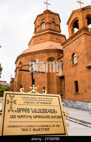 Gyumri, Armenia - 20 luglio 2024: Targa con il nome della cattedrale armena cattolica dei Santi Martiri nella città di Gyumri in nuvoloso giorno d'estate Foto Stock