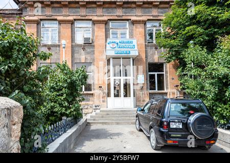 Gyumri, Armenia - 20 luglio 2024: Costruzione del College medico statale nella città di Gyumri il giorno estivo Foto Stock