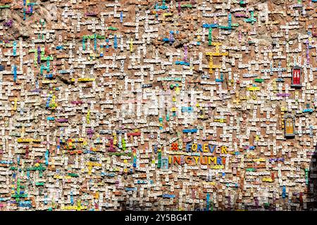 Gyumri, Armenia - 20 luglio 2024: Muro dei nomi, puzzle di parole incrociate sul muro di casa nella città di Gyumri il giorno d'estate Foto Stock