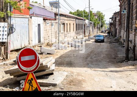 Gyumri, Armenia - 20 luglio 2024: Costruzione di strade nella città vecchia di Gyumri in un giorno estivo di sole Foto Stock