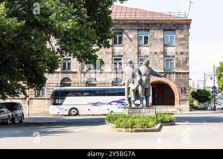 Gyumri, Armenia - 20 luglio 2024: Statua di due ghisani raffiguranti Sheram e Jivani di fronte alla costruzione del Centro tecnologico Gyumri nella città di Gyumri sulla S. Foto Stock