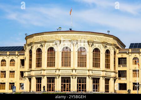 Gyumri, Armenia - 20 luglio 2024: Vista frontale del municipio di Gyumri nella città di Gyumri nelle soleggiate giornate estive Foto Stock