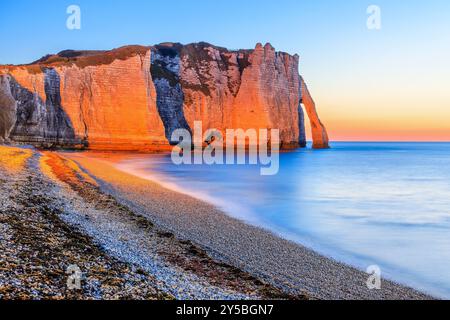 Normandia, Francia. Le scogliere del villaggio di Etretat con l'arco Porte d'Aval e la roccia conosciuta come l'Aiguille d'Etretat. Foto Stock