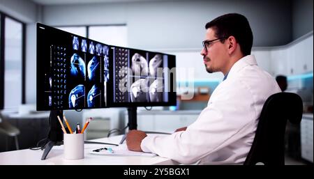 Medico che Screening Bone X Ray sul computer Foto Stock