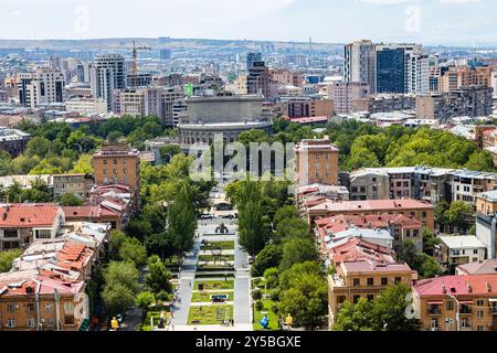 Erevan, Armenia - 28 luglio 2024: Vista sopra il centro della città di Erevan da Cascade nelle soleggiate giornate estive Foto Stock