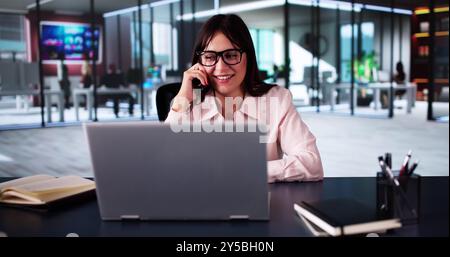 Virtual Hybrid Meeting in Office. Business Woman Video Conference Foto Stock