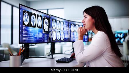 Chirurgo cerebrale o neurologo medico che studia le scansioni RM Foto Stock