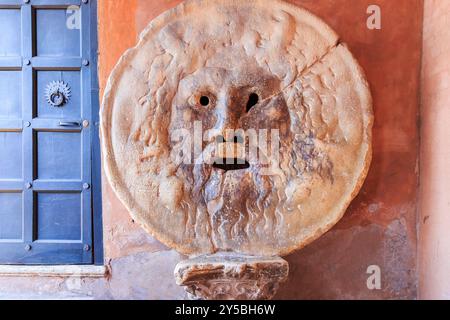 La bocca della verità (la bocca della verita) scolpita in marmo di Pavonazzo, nel portico della chiesa di Santa Maria in Cosmedin a Roma Foto Stock