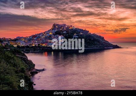 Case nella piccola cittadina costiera di Castelsardo, dominata dal Castello Doria, che si affaccia sul mare di notte dopo il tramonto. Castelsardo Sardegna Italia Foto Stock