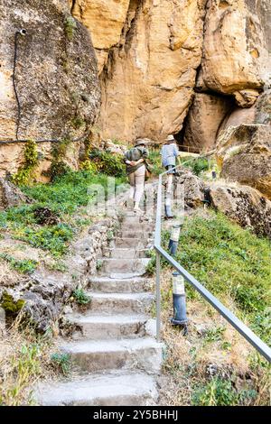 Areni, Armenia - 3 agosto 2024: Scalini per Areni - 1 complesso di scavi grotta, Armenia il giorno d'estate Foto Stock