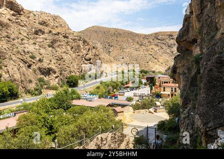 Areni, Armenia - 3 agosto 2024: Vista dall'alto dell'area di parcheggio vicino al sito di Areni - 1 complesso di grotte, Armenia il giorno d'estate Foto Stock