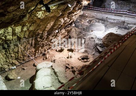 Areni, Armenia - 3 agosto 2024: Zona del vino e dei rituali ad Areni - 1 complesso di scavi grotta, Armenia il giorno d'estate Foto Stock