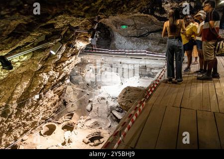 Areni, Armenia - 3 agosto 2024: Turisti ad Areni - 1 complesso di scavi grotta, Armenia il giorno d'estate Foto Stock