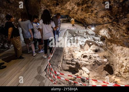 Areni, Armenia - 3 agosto 2024: Visitatori ad Areni - 1 complesso di scavi grotta, Armenia il giorno d'estate Foto Stock