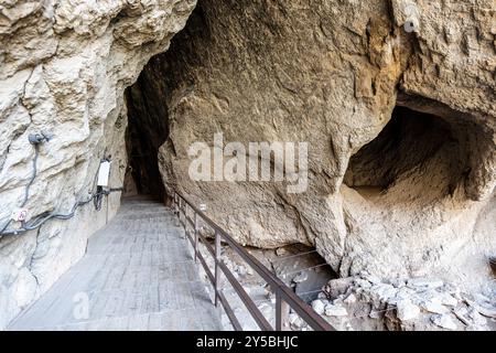 Areni, Armenia - 3 agosto 2024: Ingresso ad Areni - 1 complesso di scavi grotta, Armenia il giorno d'estate Foto Stock