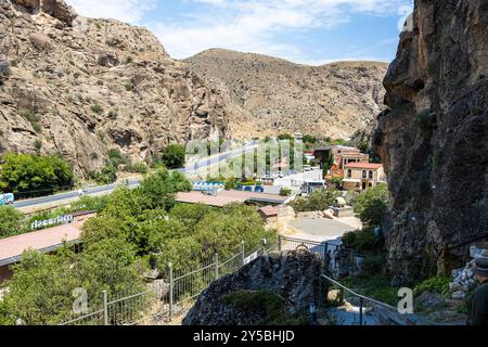 Areni, Armenia - 3 agosto 2024: Sopra la vista dell'area turistica vicino al sito di Areni - 1 complesso di grotte, Armenia il giorno d'estate Foto Stock