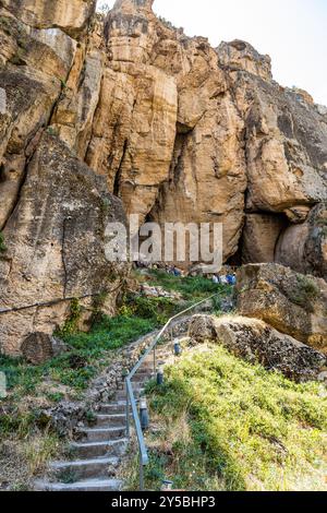 Areni, Armenia - 3 agosto 2024: Scalinate per Areni - 1 complesso di scavi grotta, Armenia il giorno d'estate Foto Stock