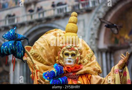 Una maschera di carnevale di fronte alla cattedrale in Piazza San Marco a Venezia Foto Stock